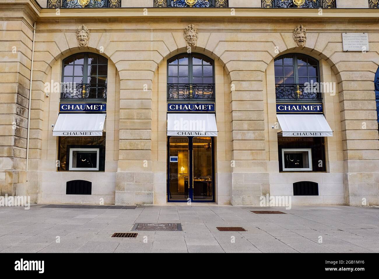 Paris, Frankreich. Juli 2021. Ein Chaumet-Juweliergeschäft auf dem Place Vendome in Paris.IN einer der Pariser Boutiquen des Juweliers Chaumet, in der Nähe der Champs-…Lysees in Paris, fand EIN Raub statt. Der Mann, der mit einem elektronischen Roller kam, beschlagnahmte eine Beute im Wert von 2 bis 3 Millionen Euro (2.4 Millionen Dollar). Zwei Verdächtige wurden zwei Tage später auf einer Autobahnraststätte verhaftet, ein erheblicher Teil der Beute wurde an ihnen gefunden. (Foto von Denis Thaust/SOPA Images/Sipa USA) Quelle: SIPA USA/Alamy Live News Stockfoto