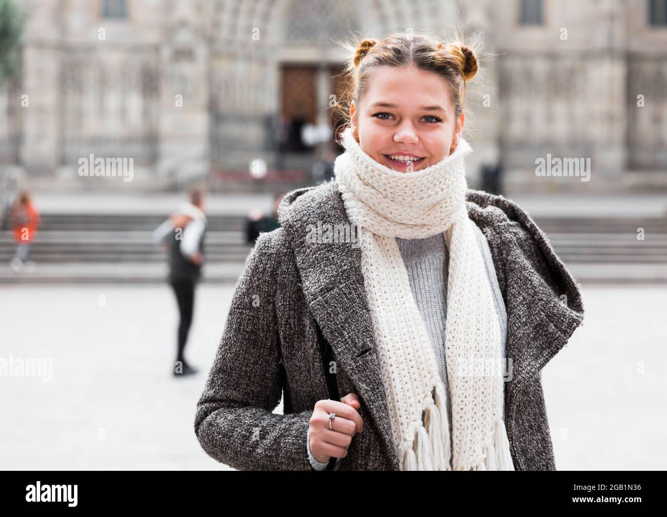 Positive Mädchen Teenager in der Stadt in Schal Stockfotografie - Alamy