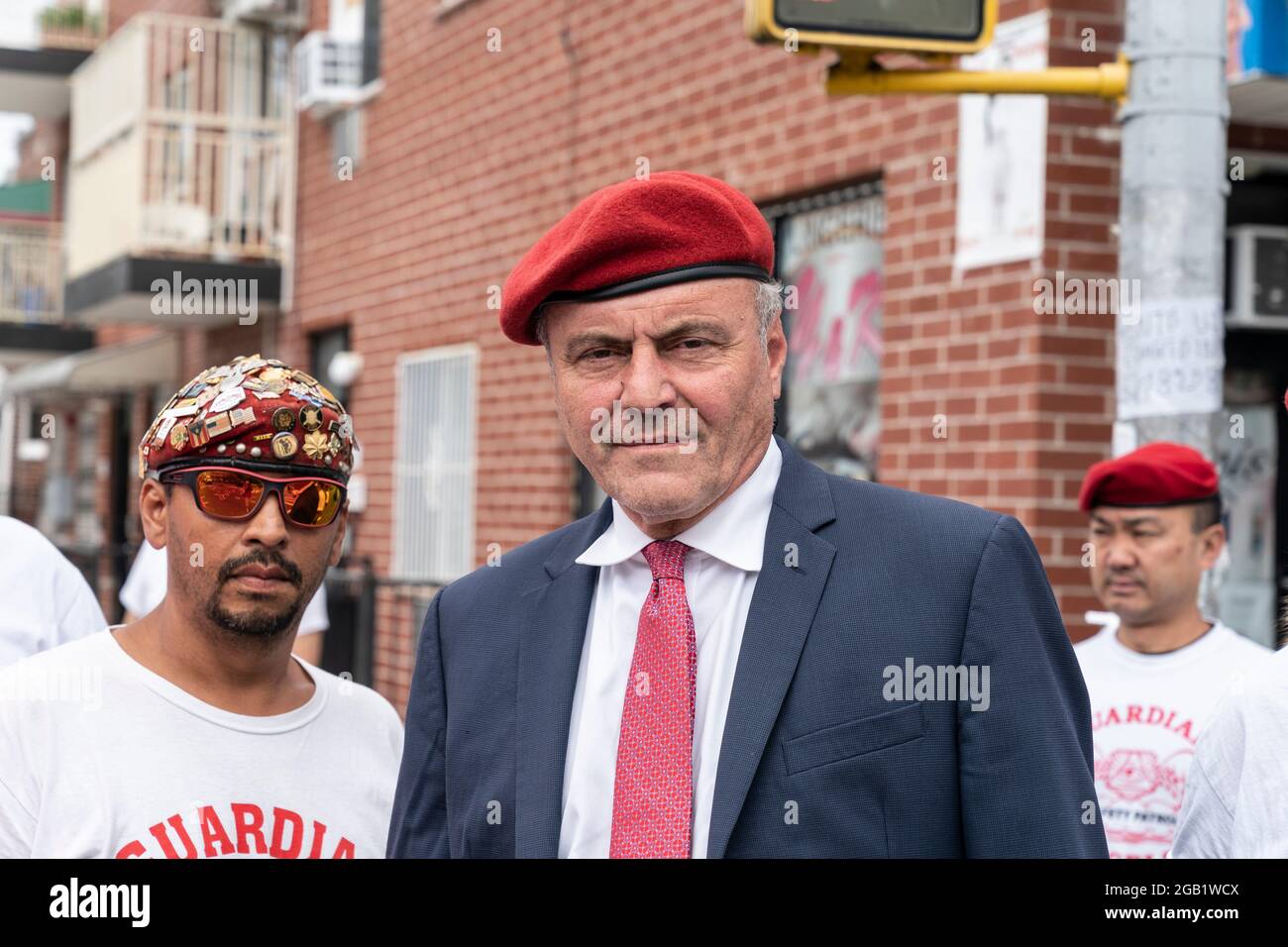 New York, NY - 1. August 2021: Curtis Sliwa, der Kandidat des Bürgermeisters der Republikanischen Partei, läuft auf der 37th Avenue in Queens, wo in der Nacht zuvor 10 Menschen angeschossen wurden Stockfoto