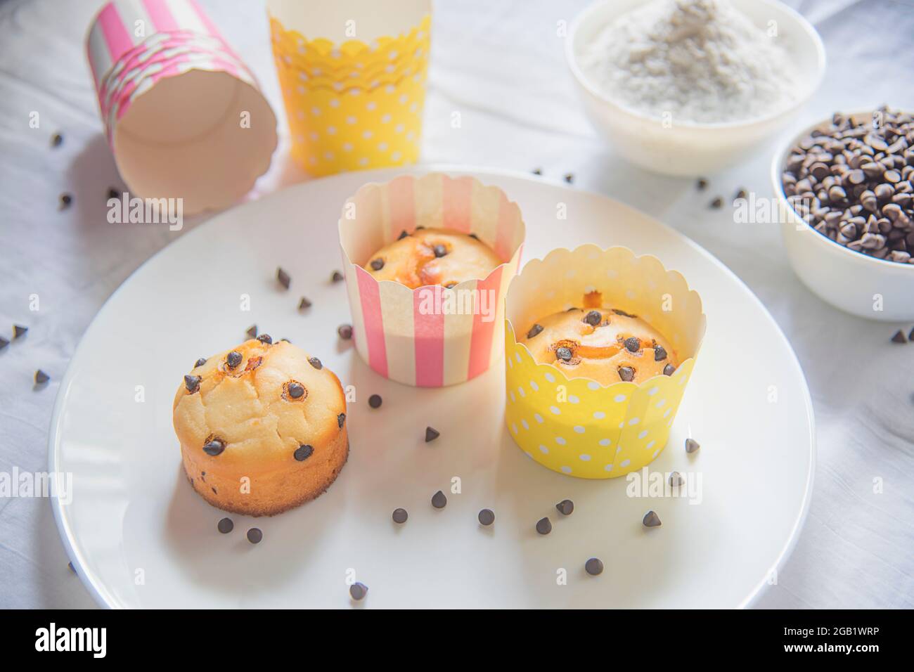 Leckere VanilleMuffins oder Tassenkuchen Stockfoto