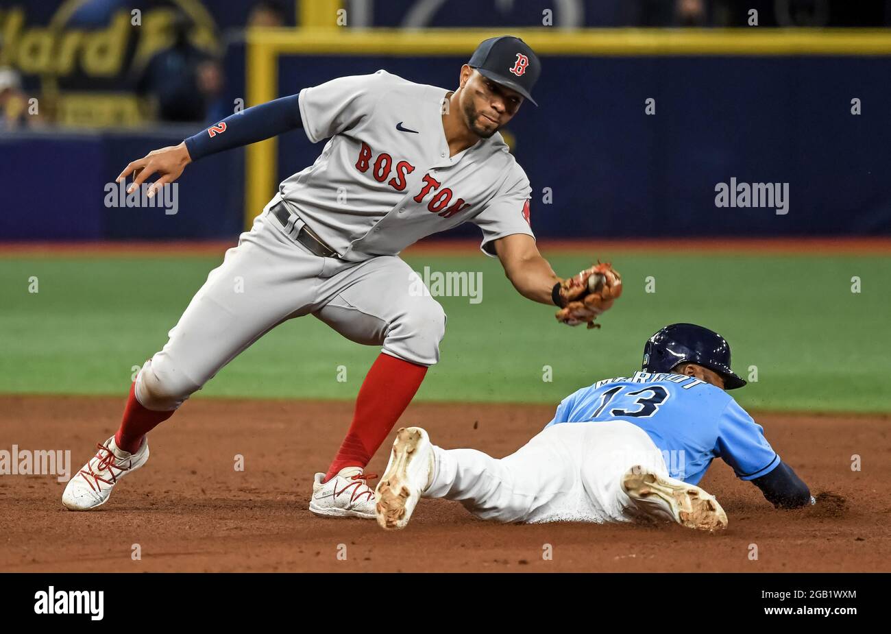 St. Petersburg, Usa. August 2021. Manuel Margot von Tampa Bay Rays, rechts, schlägt den Shortstop von Boston Red Sox Xanader Bogaerts, als er am Sonntag, den 1. August 2021, beim fünften Ausgehen eines Baseballspiels im Tropicana Field in St. Petersburg, Florida, die zweite Basis stiehlt. Foto von Steven J. Nesius/UPI Credit: UPI/Alamy Live News Stockfoto