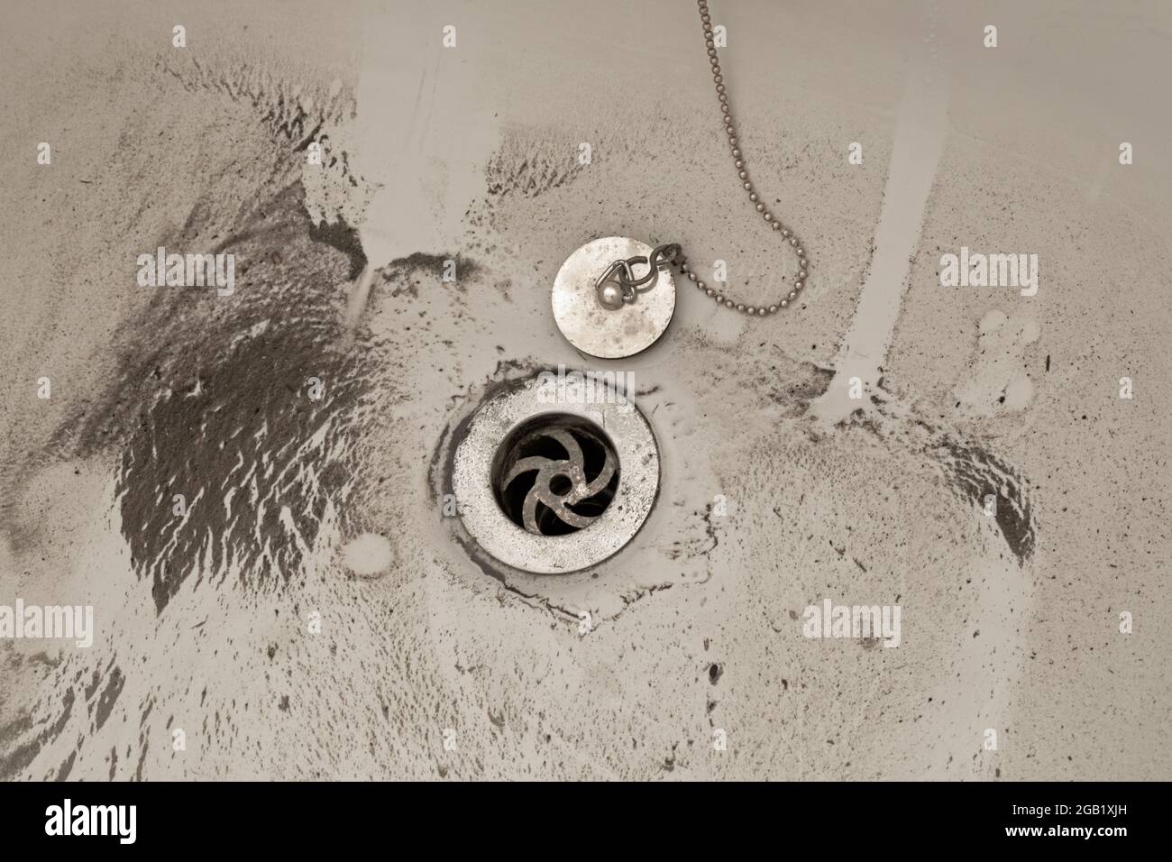 Bad, Boden, Boden mit Schmutzmuster, Detritus, Sand, Schmutz, der schmutziges Wasser hinterlässt, Tropfstellen, die aus einem Steckloch entweichen. Nach dem Rugby-Spiel. Stockfoto Bad, Boden, Boden mit Schmutzmuster, Detritus, Sand, Schmutz, der schmutziges Wasser hinterlässt, Tropfstellen, die aus einem Steckloch entweichen. Nach dem Rugby-Spiel. Stockfoto