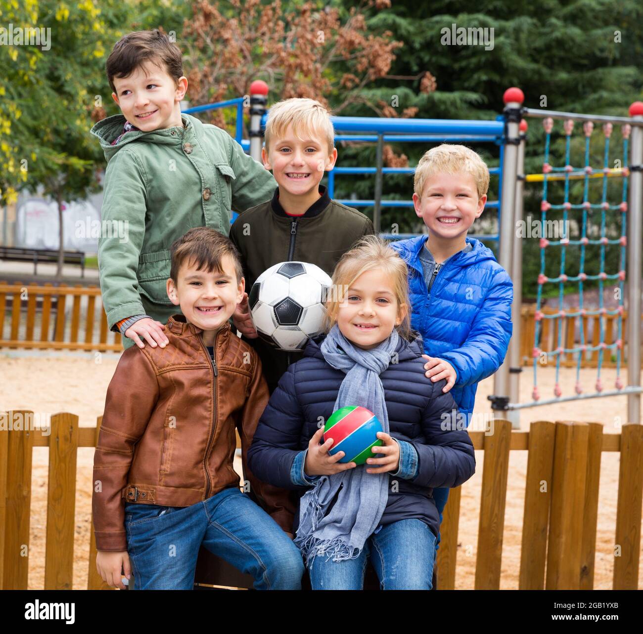 Group Portrait von Kindern mit Fußball im Park Stockfoto