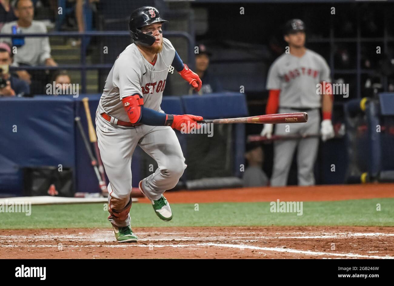 St. Petersburg, Usa. August 2021. Alex Verdugo von Boston Red Sox trifft beim siebten Inning eines Baseballspiels im Tropicana Field in St. Petersburg, Florida, am Sonntag, den 1. August 2021, ein Doppel vor dem Tampa Bay Rays Reliever Drew Rasmussen. Foto von Steven J. Nesius/UPI Credit: UPI/Alamy Live News Stockfoto