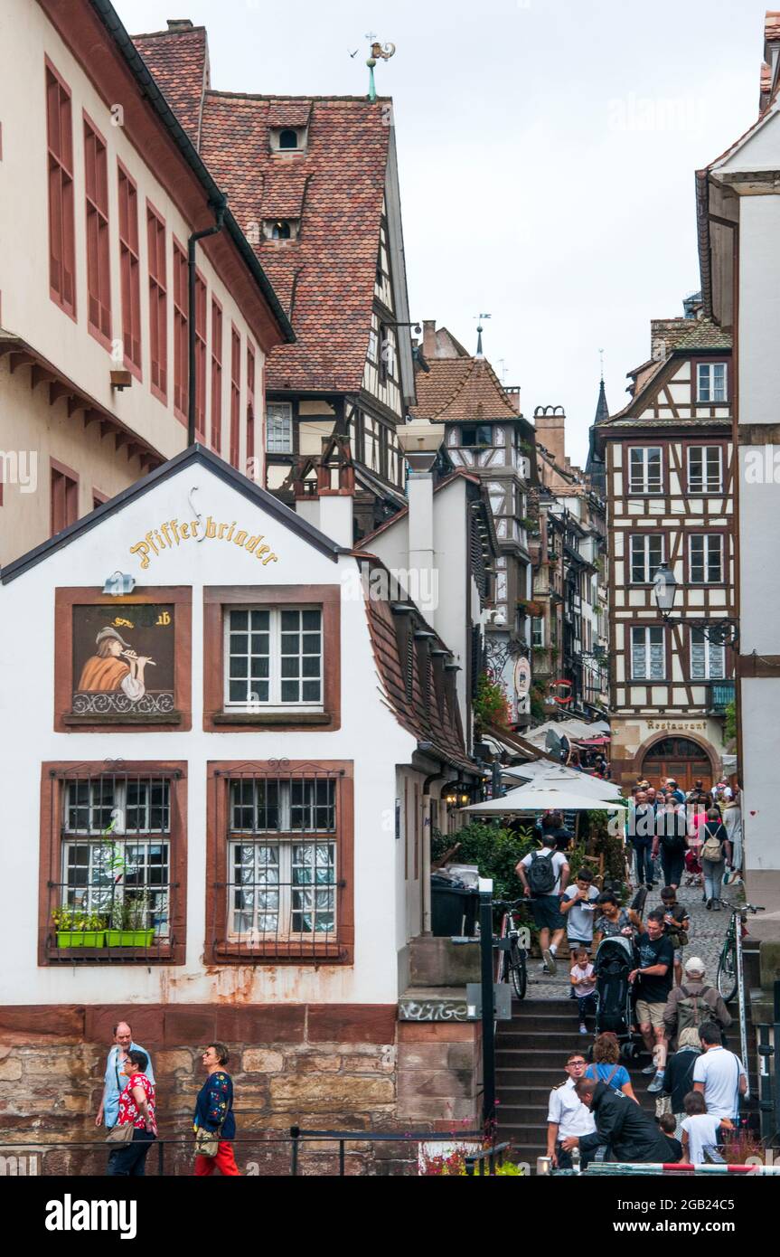 Treppen hinunter zur Ill in Straßburg, Elsass, Frankreich Stockfoto