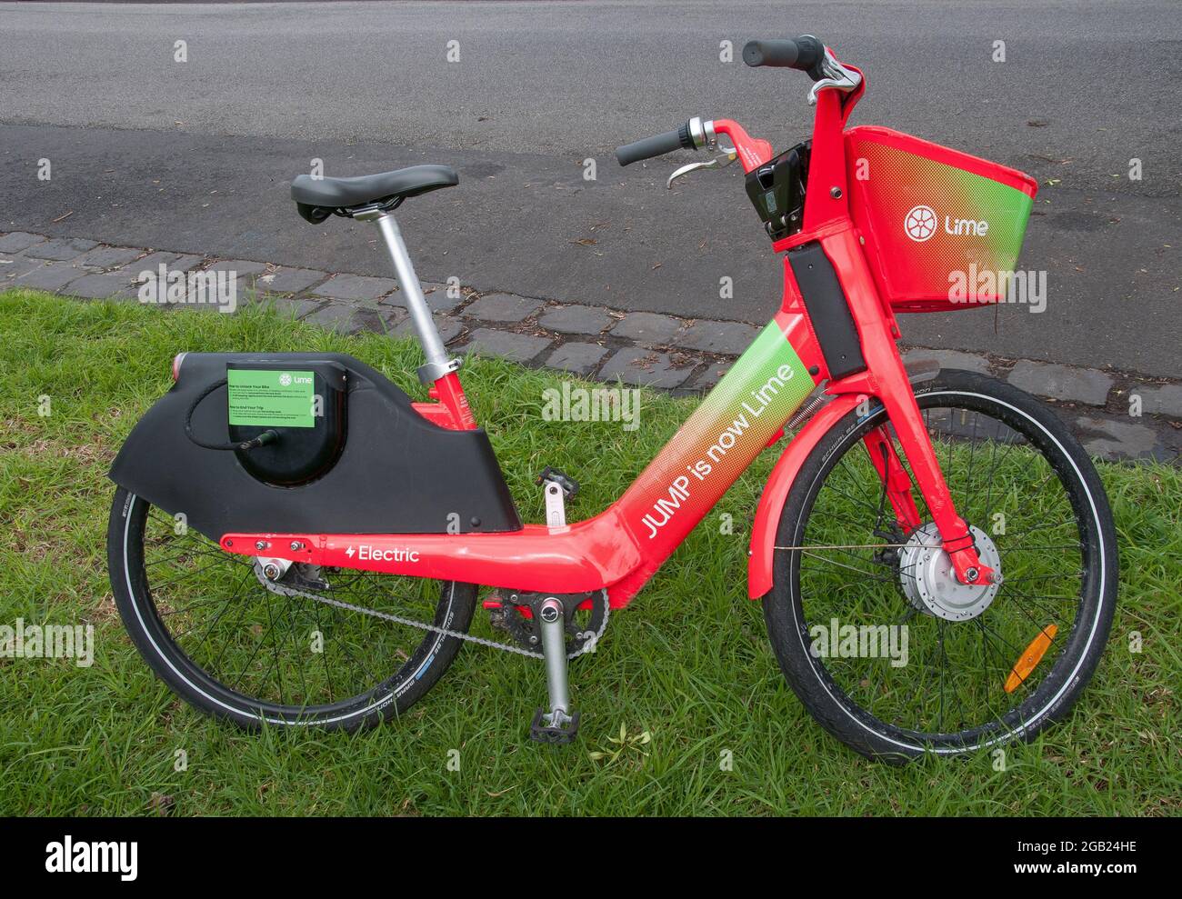 „Lime“-Elektro-Sharing-Fahrrad, das an einer Straßenecke in Melbourne, Australien, geparkt ist Stockfoto