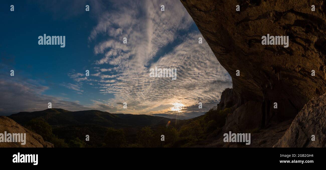 Blick auf Veli Badin, natürliche Steinklippe in den Felsen geschnitzt überlappen den Boden, an einem sonnigen Nachmittag. Majestätische Felsstruktur im slowenischen Kars Stockfoto