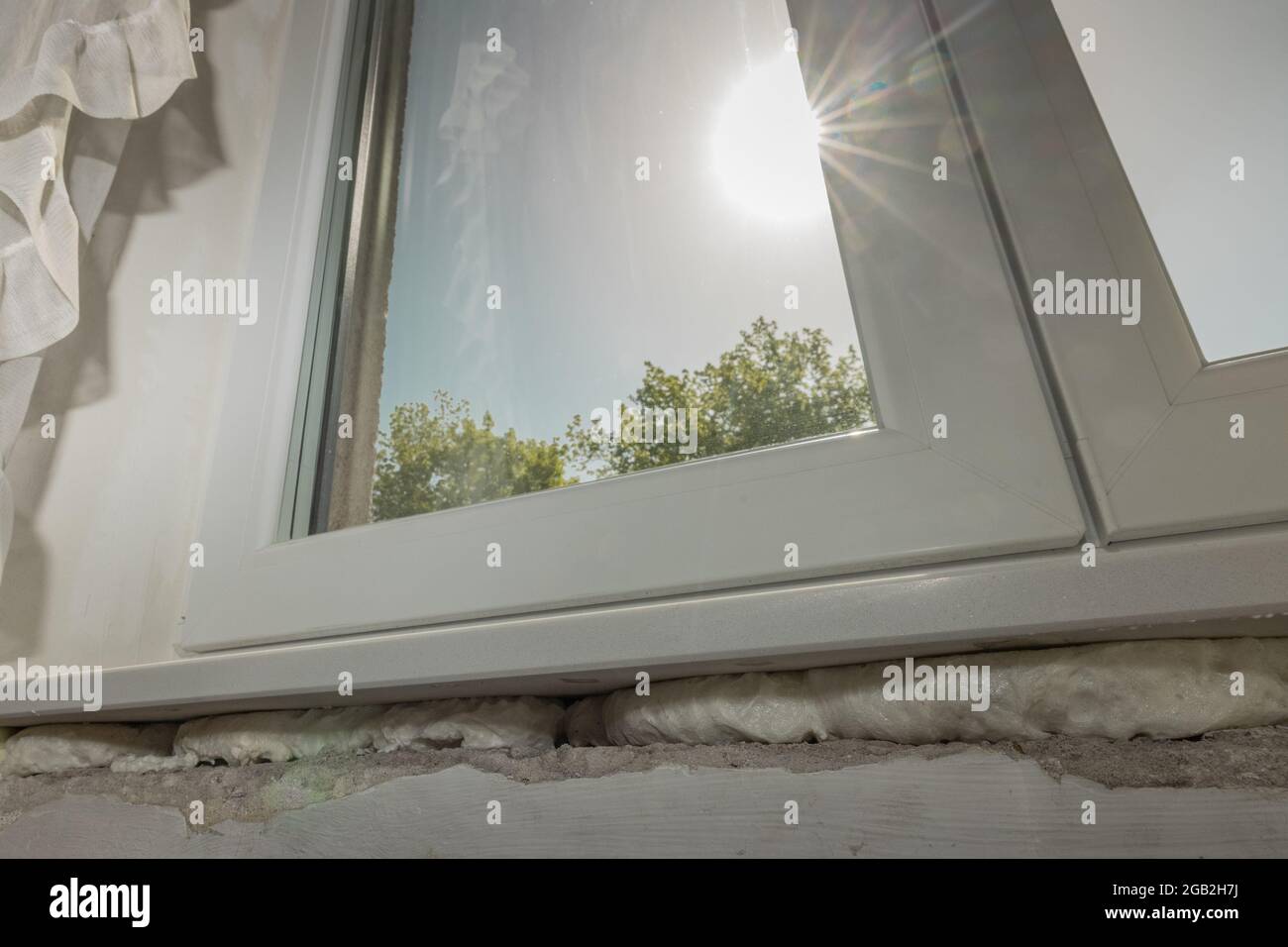 Detail aus PU-Polyurethanschaum, der zur Befestigung von Fensterleisten  oder Marmorregalen verwendet wird. Befestigung der Fensterablage  Stockfotografie - Alamy