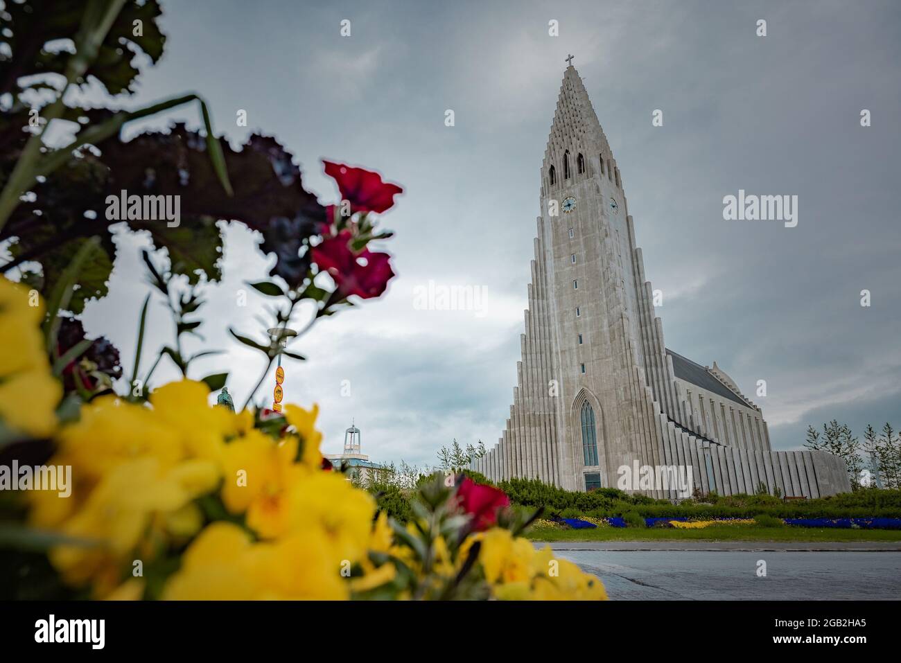 Hallgrimskirkja, eine luteranische Kirche mitten in Reykjavik, der Hauptstadt Islands, von vorne gesehen an einem bewölkten Sommertag. Stockfoto