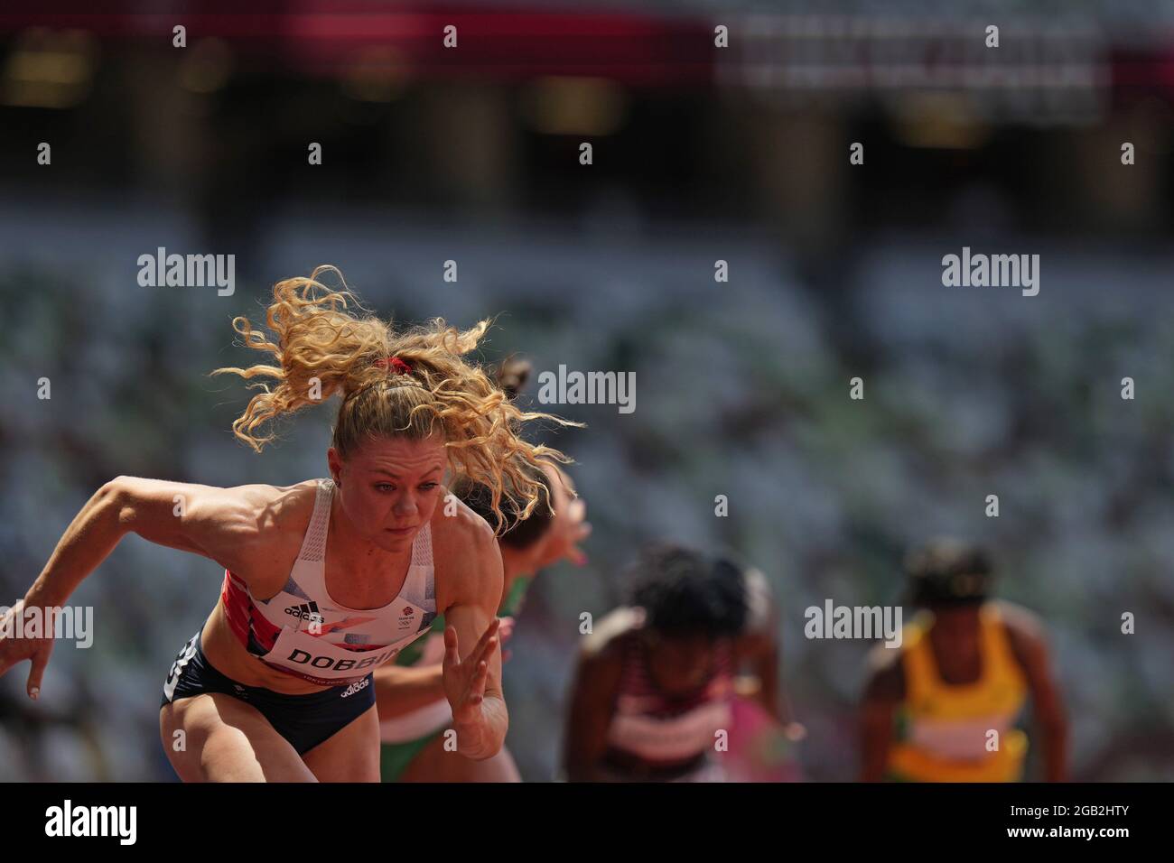 2. August 2021; Olympiastadion, Tokio, Japan: Tag der Olympischen Sommerspiele 10 in Tokio 2020; 200-m-Qualifikationsläufe für Frauen: DOBBIN Beth of Great Britain verlässt die Blöcke Stockfoto