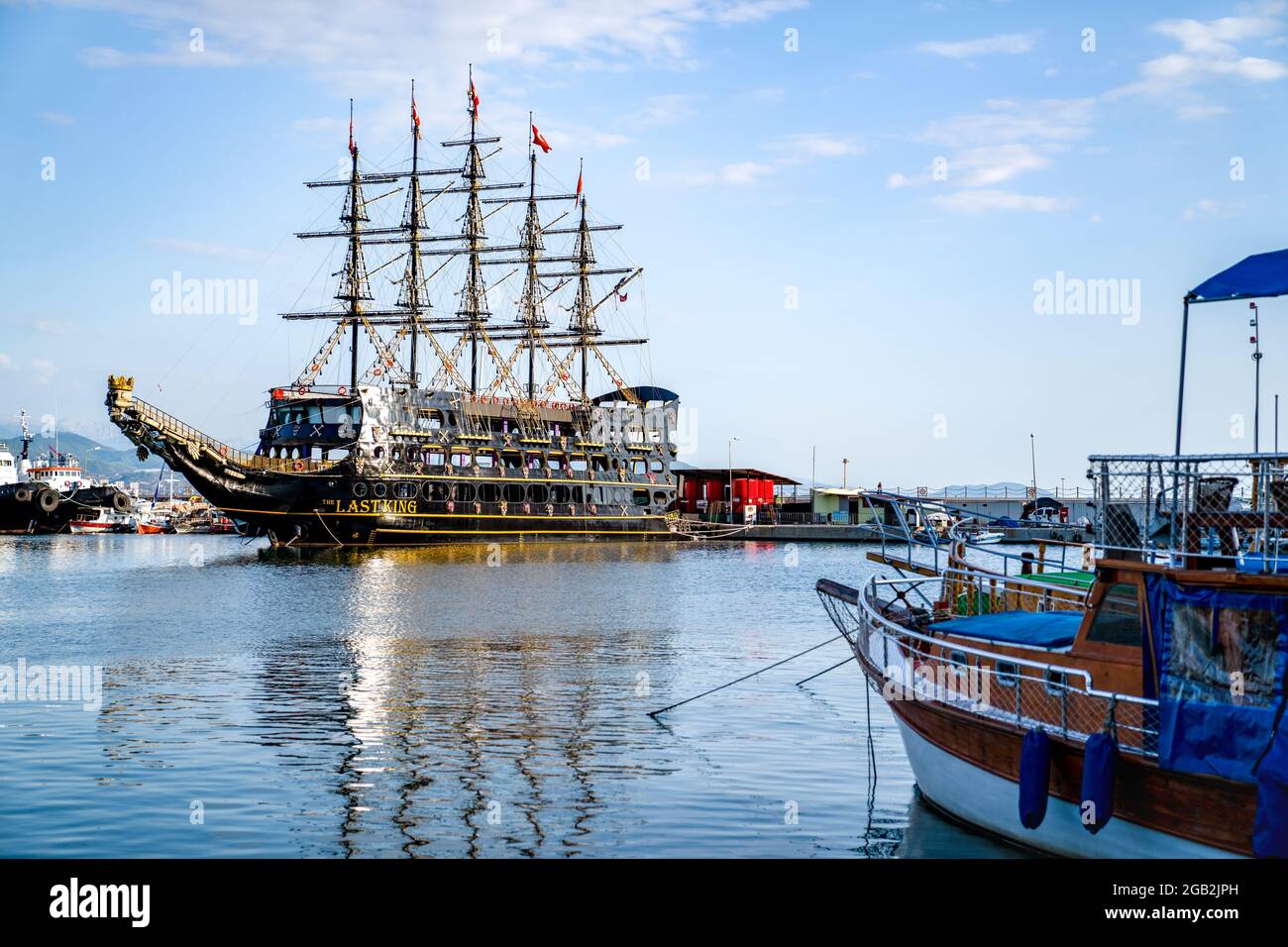 Türkei, Alanya - 9. November 2020: Ein altes Piratenschiff ist in der Bucht von Alanya vertäut. Bucht der Schiffe. Stockfoto