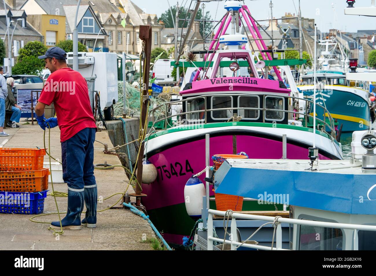 Fischer bei der Arbeit nach der Rückkehr des Fischers, Saint-Vaast la Hougue, Departement Manche, Cotentin, Normandie, Frankreich Stockfoto