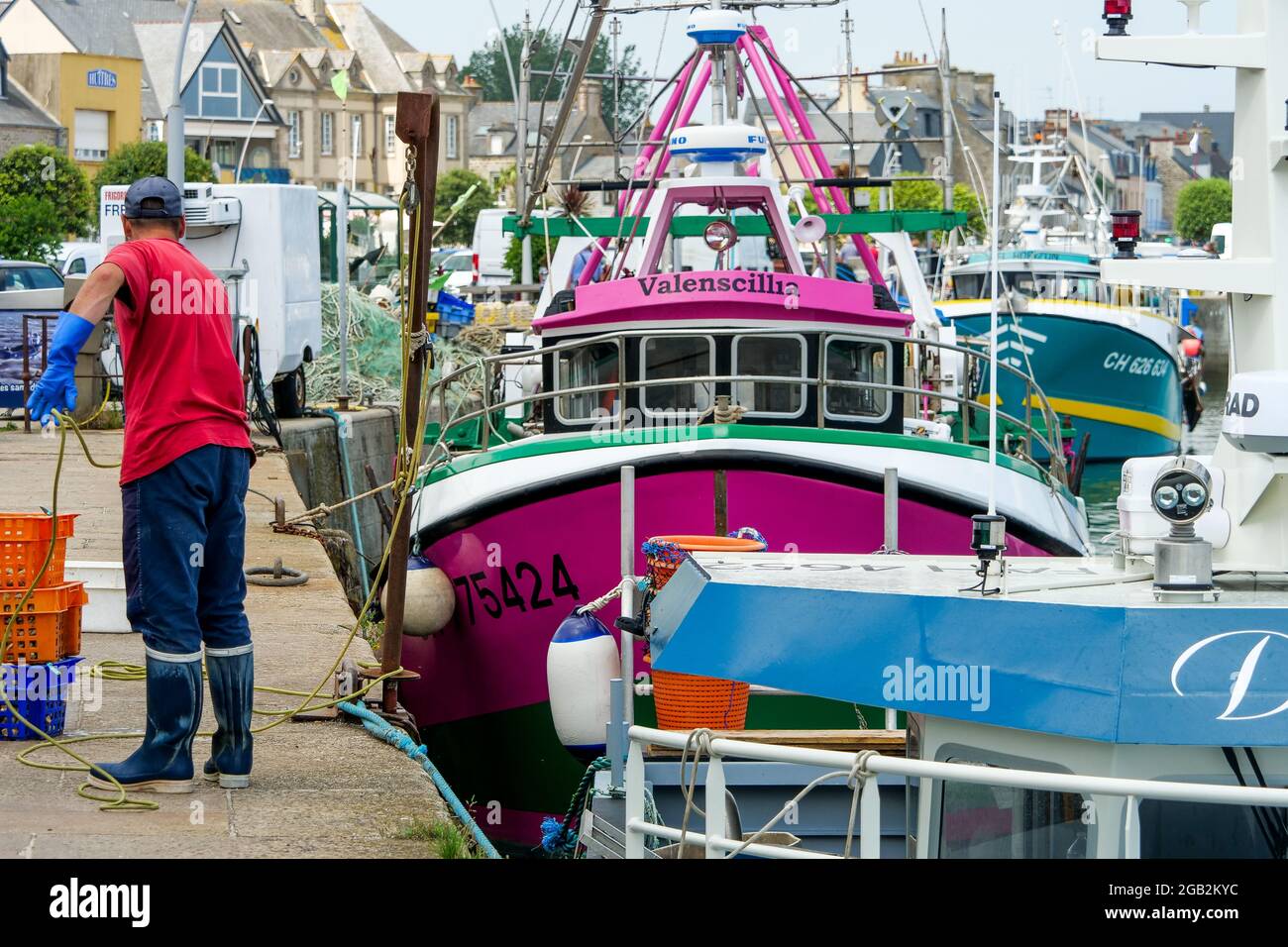 Fischer bei der Arbeit nach der Rückkehr des Fischers, Saint-Vaast la Hougue, Departement Manche, Cotentin, Normandie, Frankreich Stockfoto