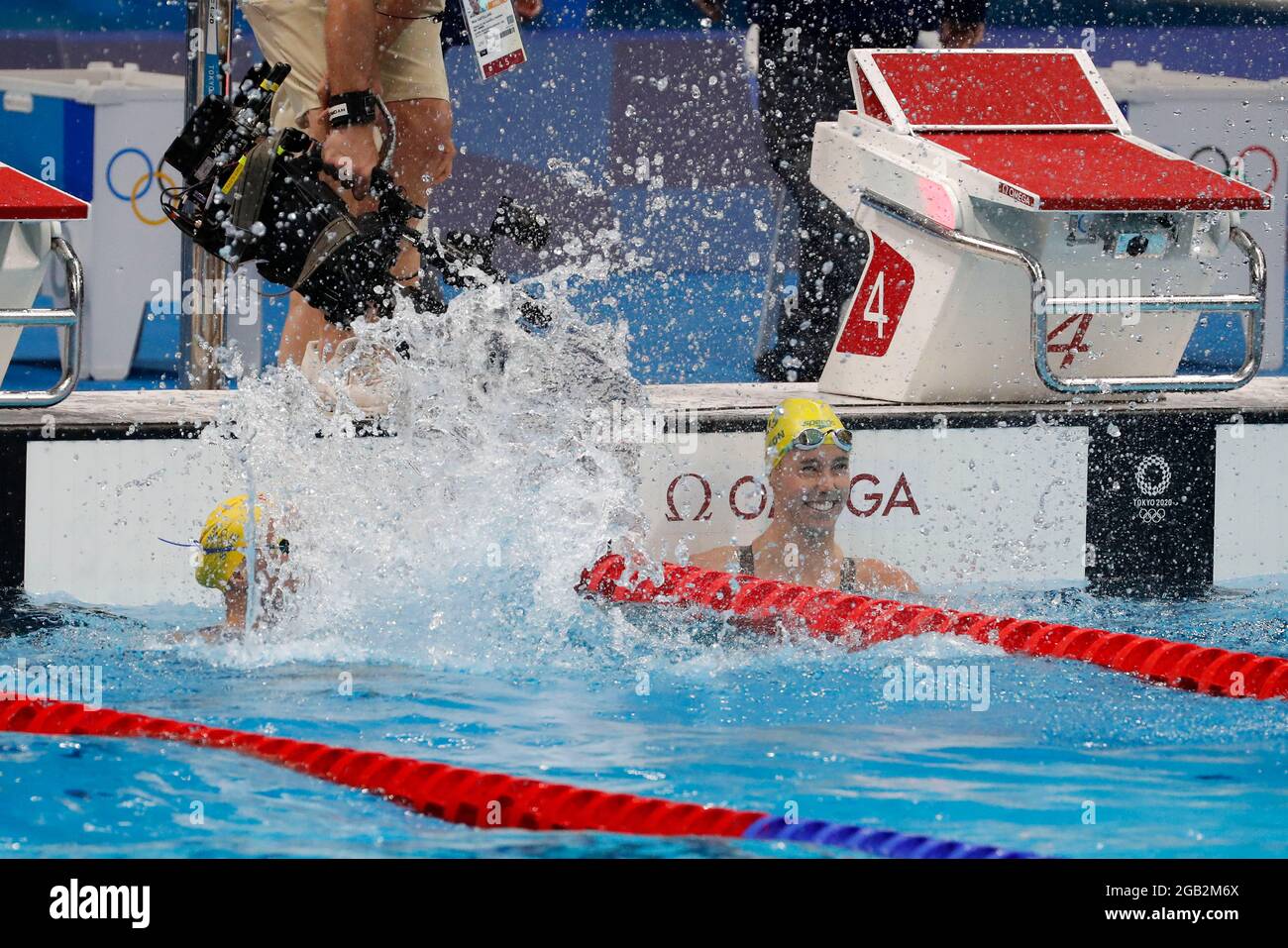 Tokio, Kanto, Japan. August 2021. Emma McKeon (AUS) und Sarah Sjoestroem (SWE) feiern im Rahmen der Olympischen Sommerspiele 2020 in Tokio im Tokyo Aquatics Center ihren ersten und zweiten Platz im 50-m-Freistilfinale der Frauen. (Bild: © David McIntyre/ZUMA Press Wire) Stockfoto