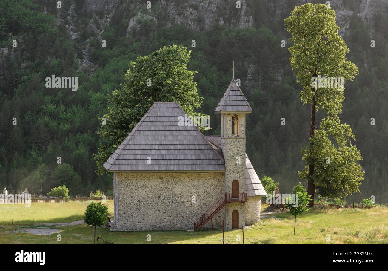 Christliche Kirche im Dorf Theth im Prokletije-Gebirge, Albanien. Stockfoto
