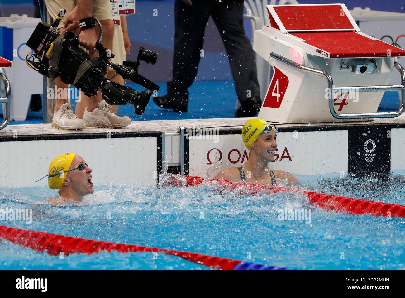 Tokio, Kanto, Japan. August 2021. Emma McKeon (AUS) und Sarah Sjoestroem (SWE) feiern im Rahmen der Olympischen Sommerspiele 2020 in Tokio im Tokyo Aquatics Center ihren ersten und zweiten Platz im 50-m-Freistilfinale der Frauen. (Bild: © David McIntyre/ZUMA Press Wire) Stockfoto