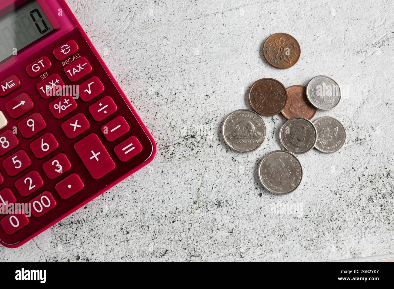 Taschenrechner mit verschiedenen kanadischen Dollar-Münzen Stockfoto