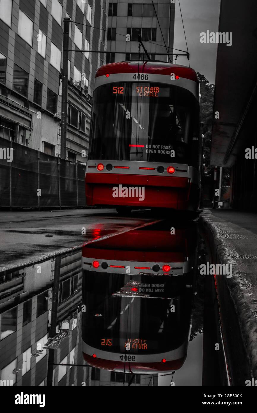 Eine ttc-Straßenbahn wartet auf ihre Passagiere Stockfoto