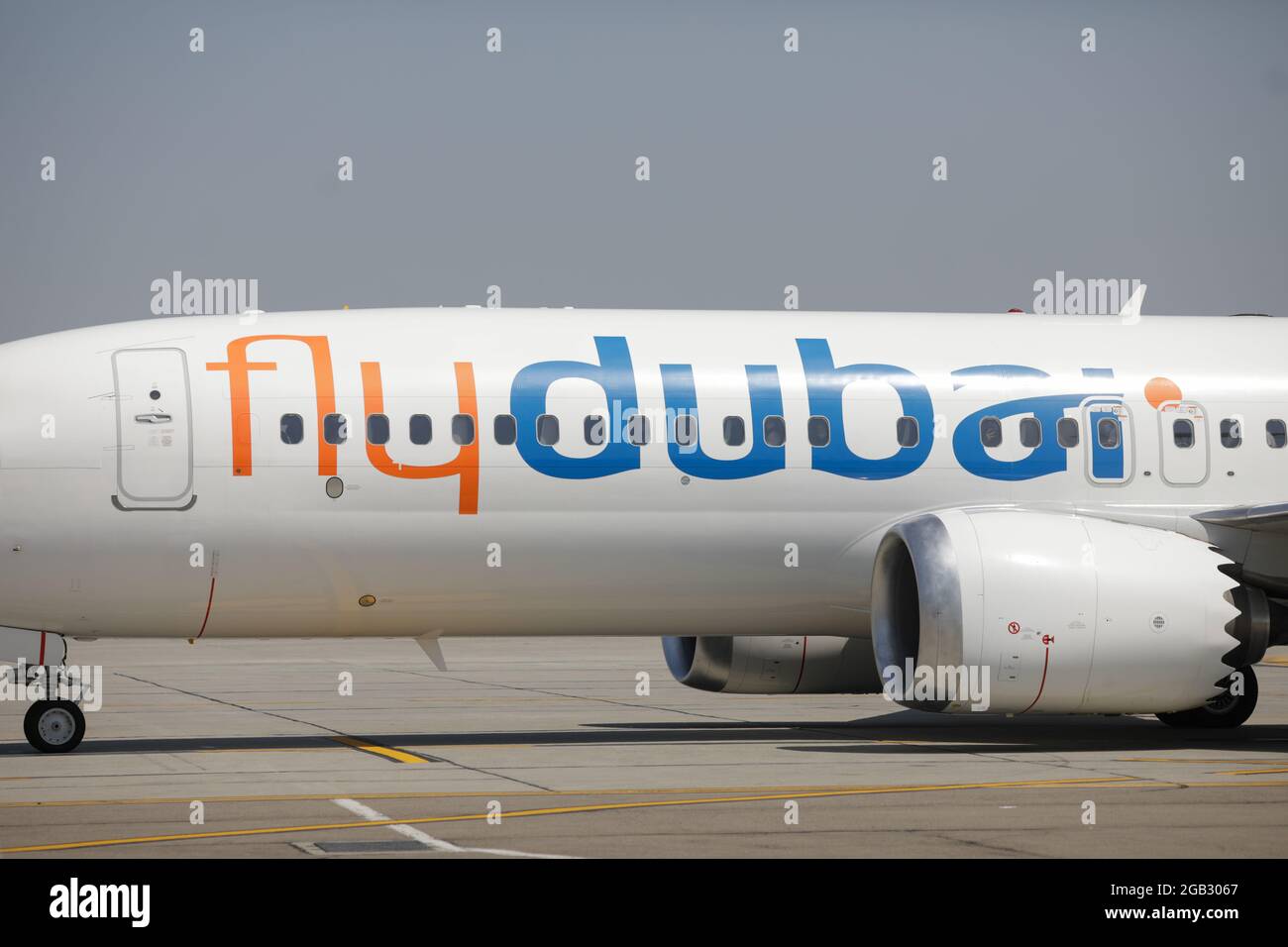 Otopeni, Rumänien - 1. August 2021: Fliegen Sie mit dem Passagierflugzeug der Dubai Commercial Airline auf dem internationalen Flughafen Henri Coanda. Stockfoto