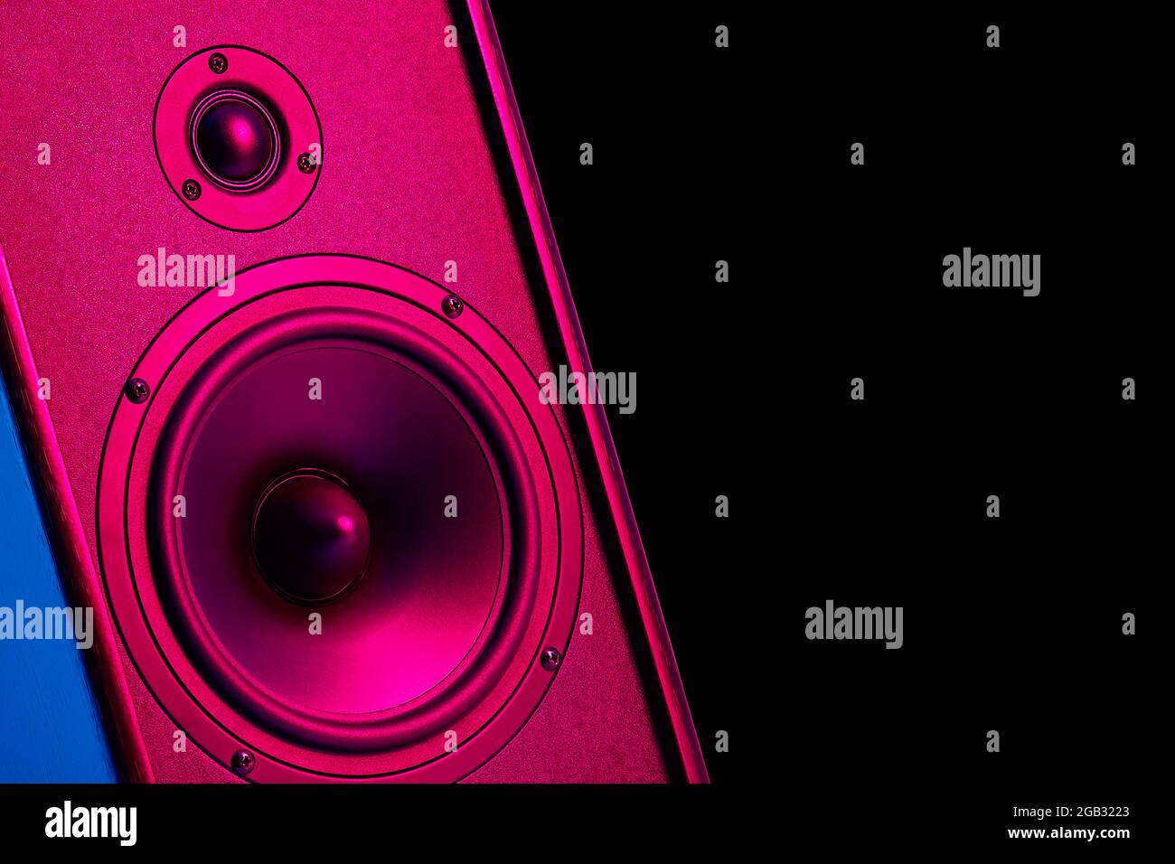 Neonfarbener Stereo-Lautsprecher auf dunklem Hintergrund.Sound Audio lauter  Lautsprecher mit Kopierraum Stockfotografie - Alamy