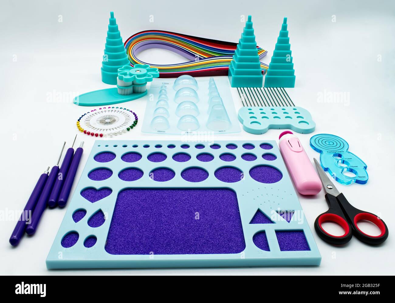 Quilling-Tools für Papiervorlagen, die auf weißem Hintergrund isoliert sind. Quilling Kunstkonzept Stockfoto