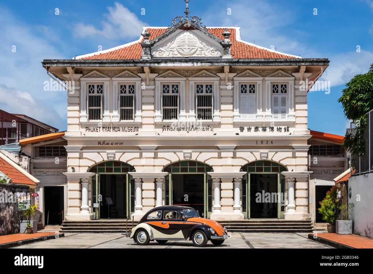 Phuket, Thailand - 24. November 2020: Volkswagen Beetle vor dem Thai Hua Museum. Stockfoto