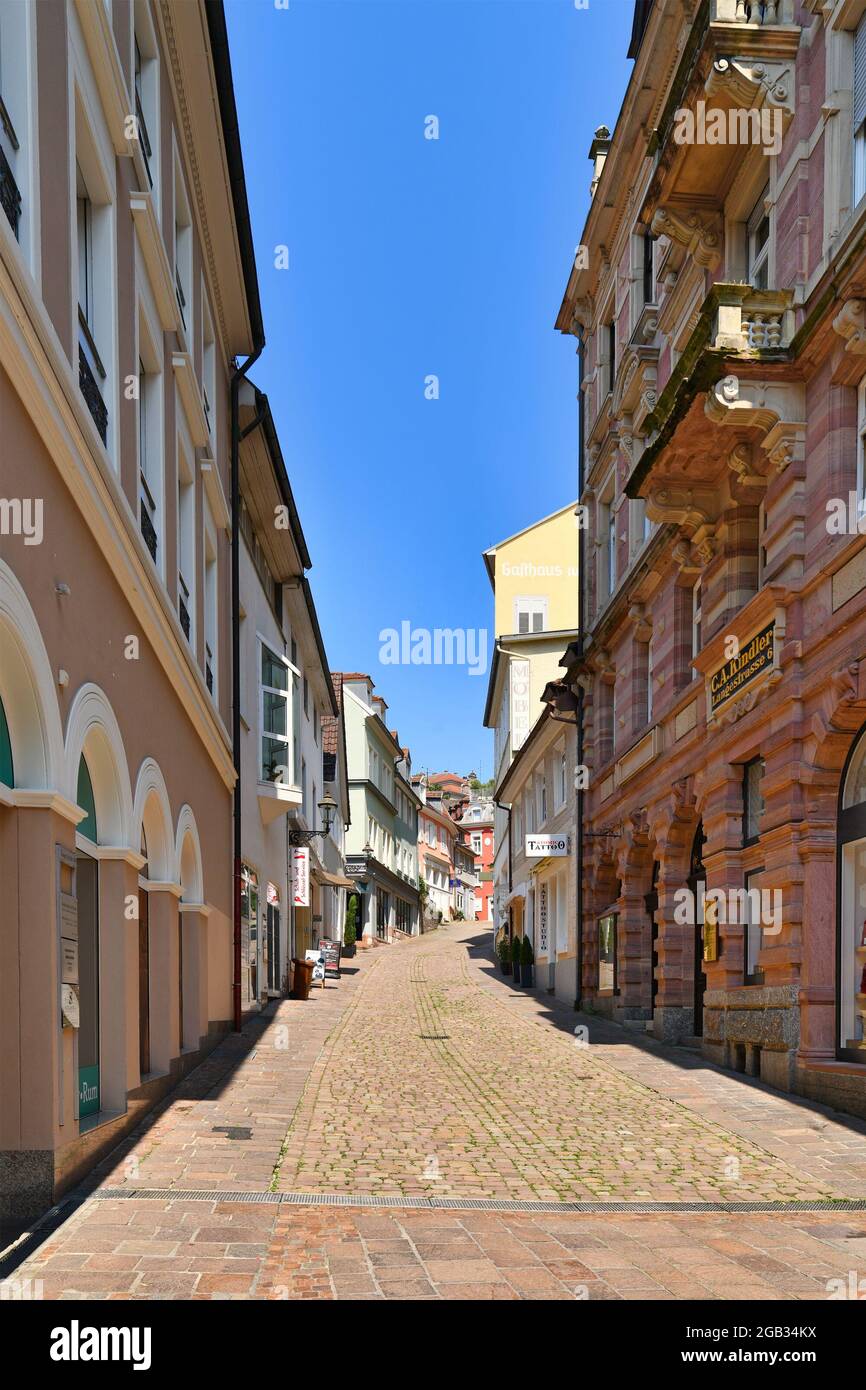 Baden-Baden, Deutschland - Juli 2021: Gasse in der Altstadt mit Geschäften in der Kurstadt Baden-Baden am sonnigen Tag Stockfoto