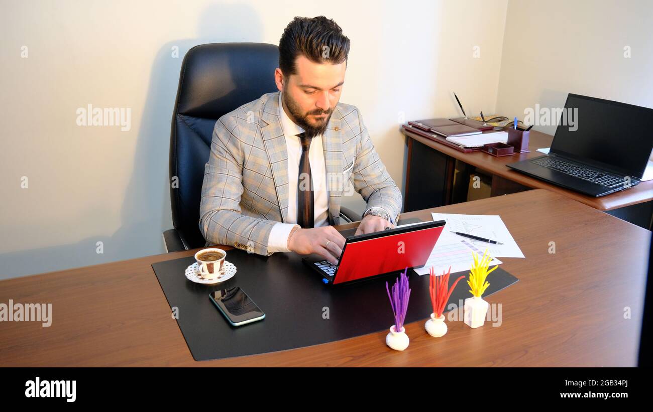 Der Geschäftsmann arbeitet am Schreibtisch mit dem Computer. Stockfoto