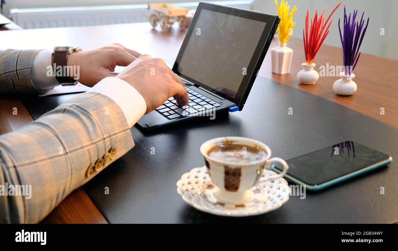 Der Geschäftsmann arbeitet am Schreibtisch mit dem Computer. Stockfoto