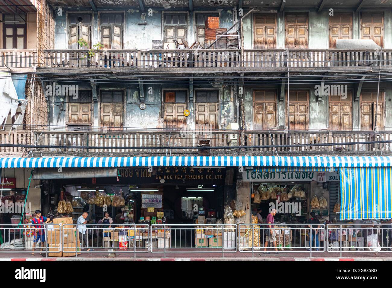 Bangkok, Thailand - 24. Oktober 2019: Ein typisches Gebäude in Chinatown mit Geschäften im Erdgeschoss und Wohnzimmern darüber. Stockfoto