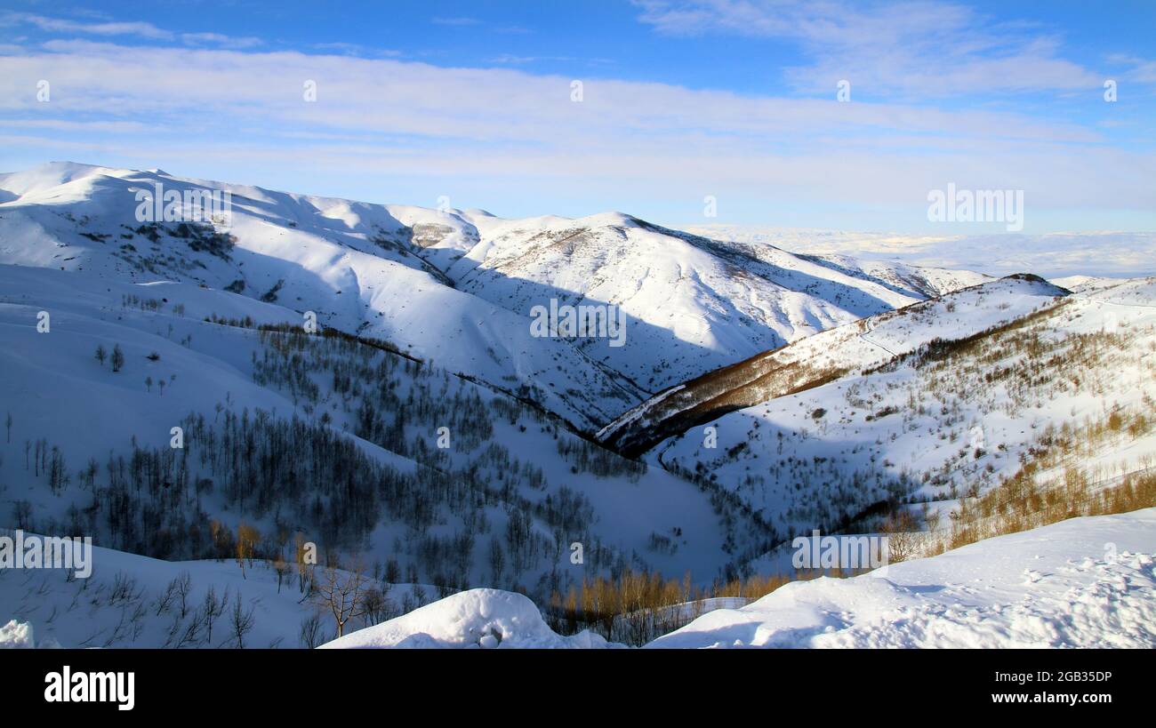 Wolkige Berglandschaft im Winter. Stockfoto