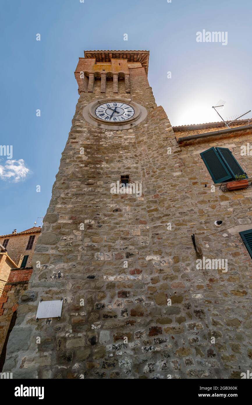 Ansicht des antiken Uhrturms im historischen Zentrum von Passignano sul Trasimeno, Italien Stockfoto