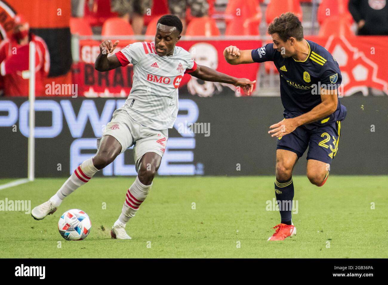 Toronto, Kanada. August 2021. Richie Laryea (22) und Taylor Washington (23) werden während des MLS-Fußballspiels zwischen dem FC Toronto und dem SC Nashville im BMO-Stadion in Aktion gesehen. (Endergebnisse; Toronto FC 1:1 Nashville SC) (Foto von Angel Marchini/SOPA Images/Sipa USA) Quelle: SIPA USA/Alamy Live News Stockfoto