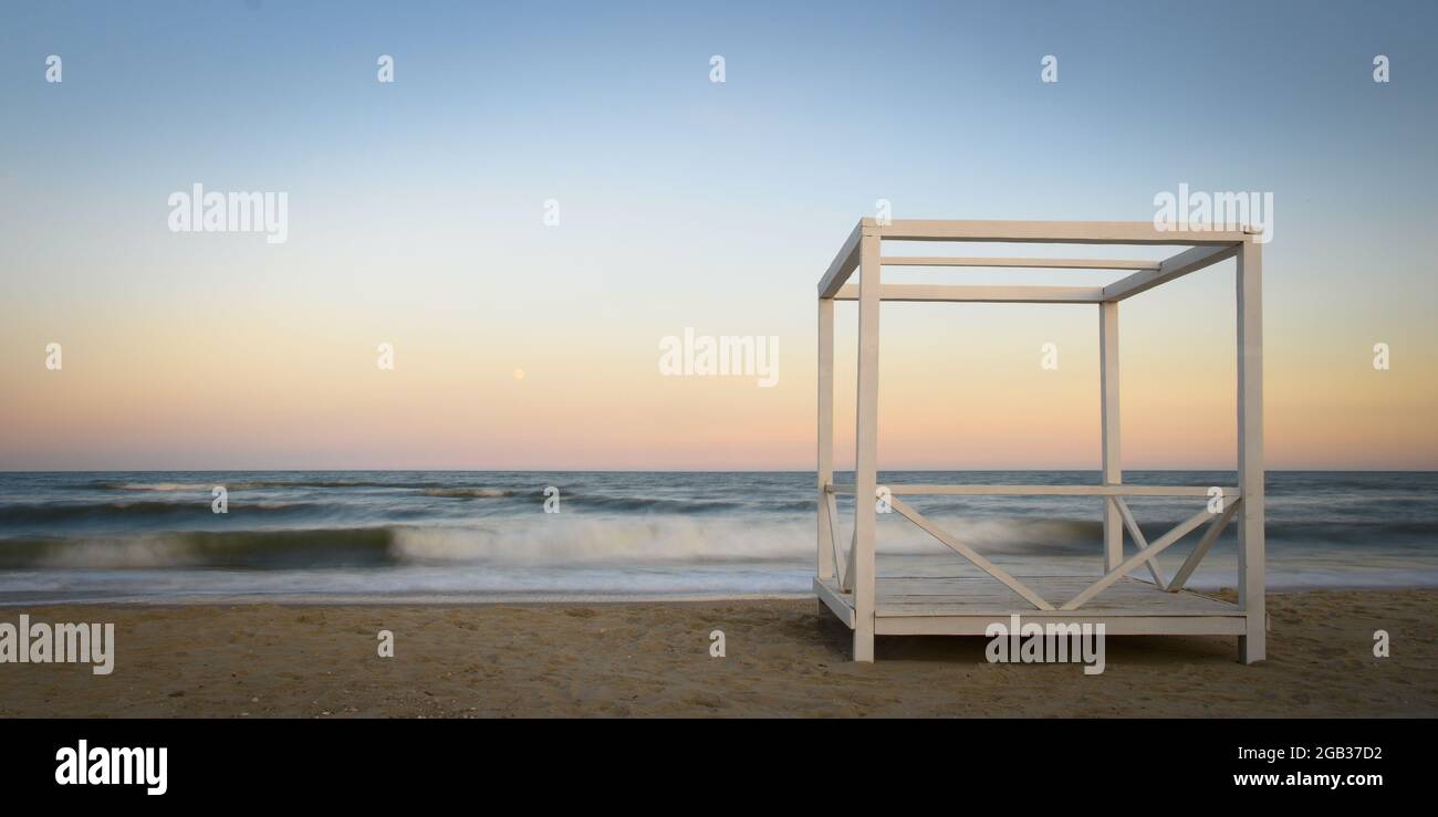 Holzpavillon an der Küste bei Nacht Stockfoto