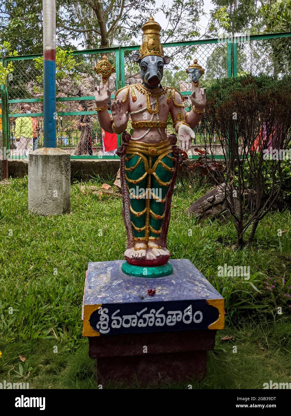 Eine lange Sicht des stehenden Lords Varaha Avatar Idol isoliert im natürlichen Bogenfelsengarten in Tirumala: Tirumala, Andhra Pradesh, Indien-Juli 10.2021 Stockfoto