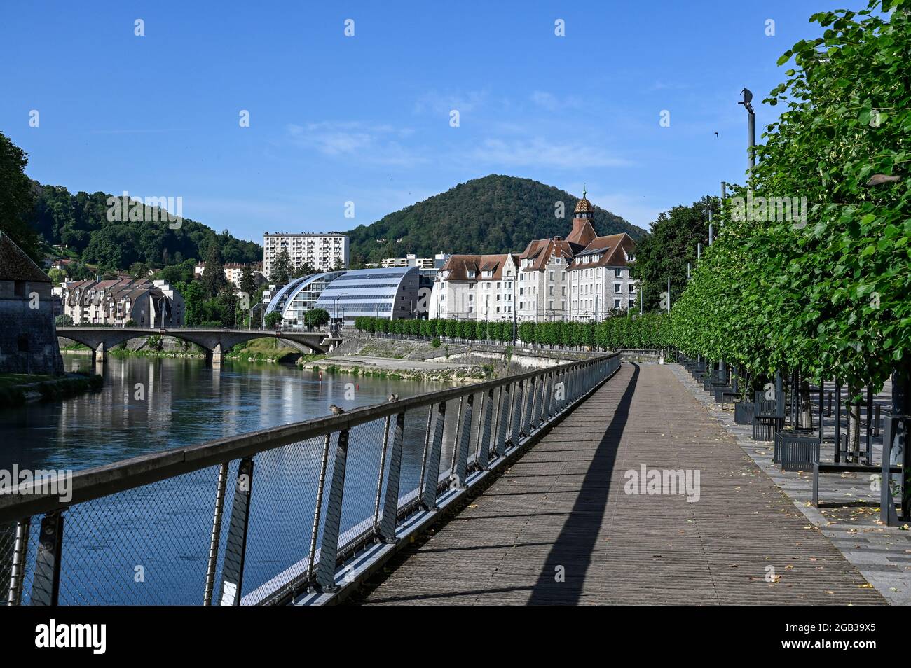 Quai Veil Picard, angrenzend an den Doubs-Fluss im Schlachtfeld von Besançon, Frankreich Stockfoto