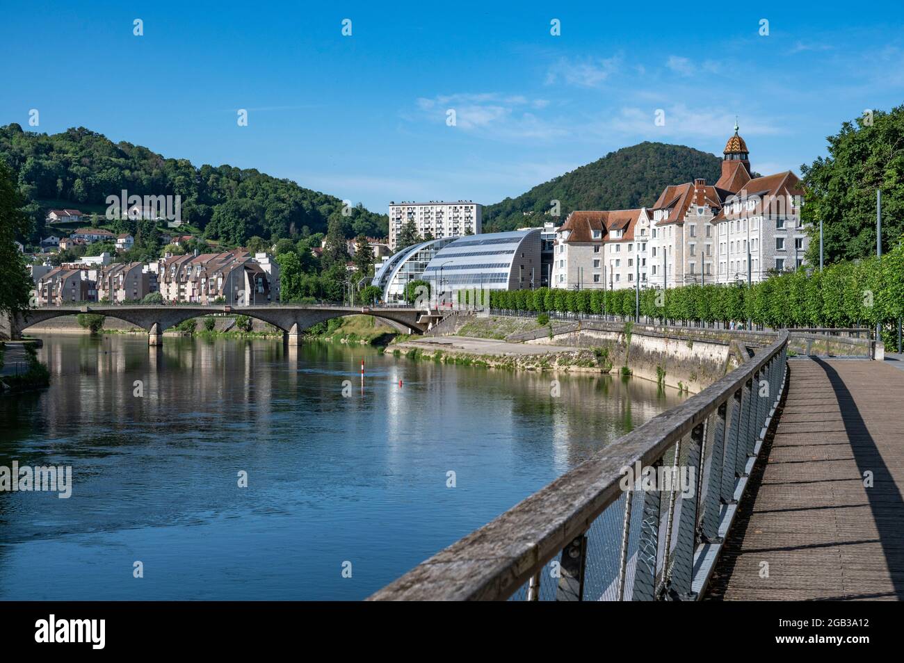 Quai Veil Picard, angrenzend an den Doubs-Fluss im Schlachtfeld von Besançon, Frankreich Stockfoto