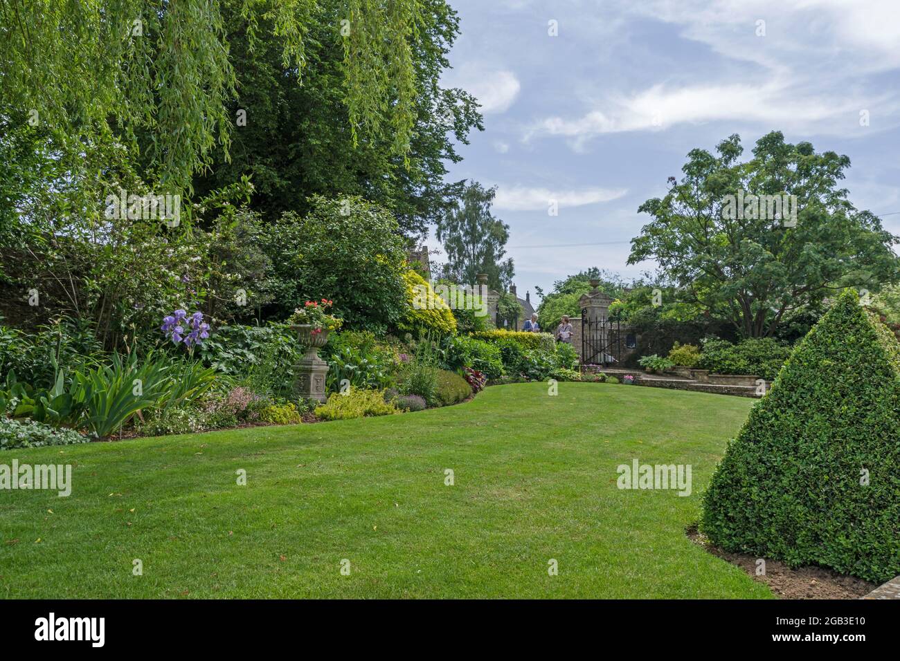 Typisch englisch im Sommer, Garten auf Rasen gelegt, Blumenbeete und Sträucher, geöffnet nach dem National Garden Scheme, Gayton, Northamptonshire, UK Stockfoto