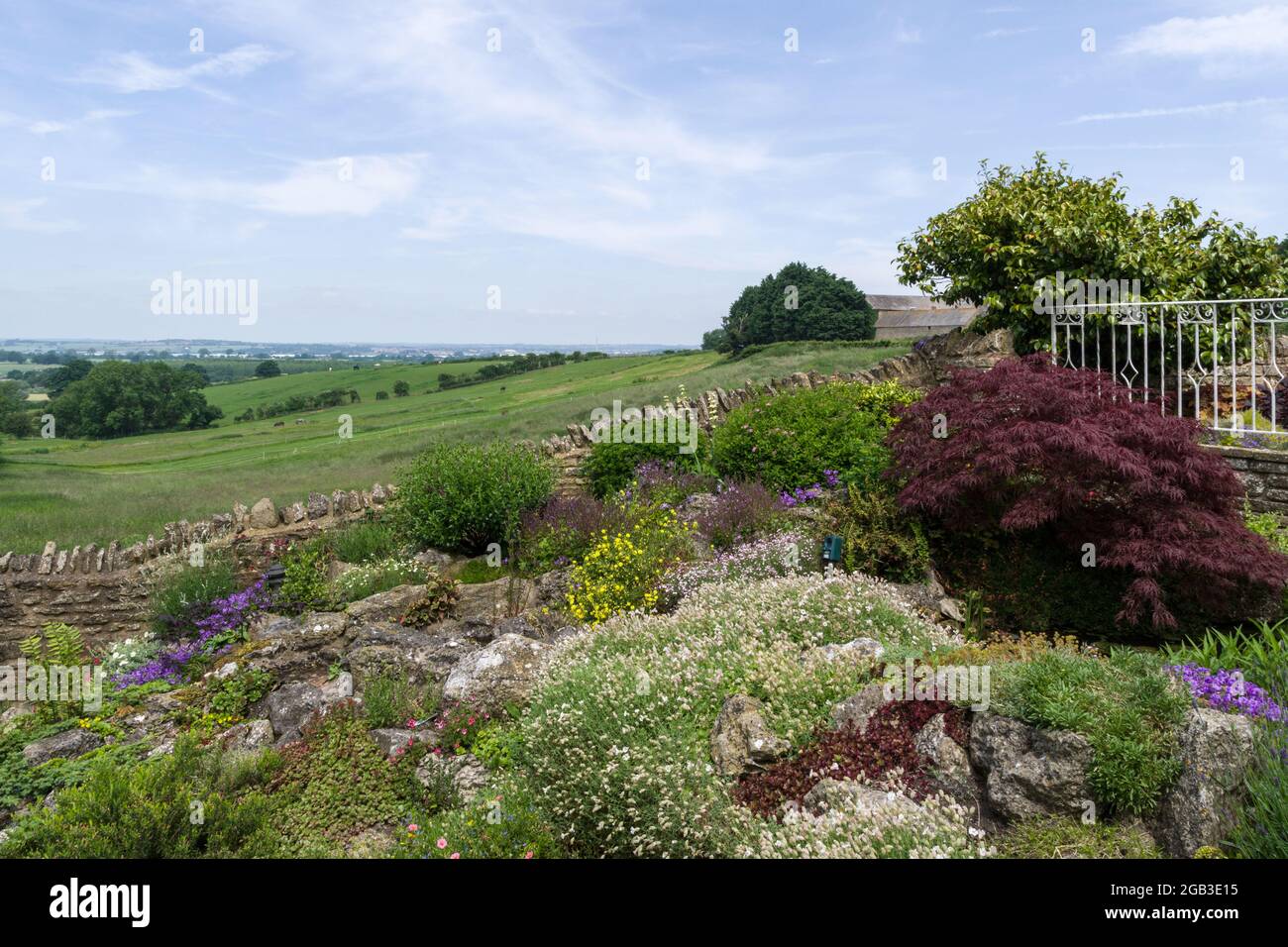 Privater Garten mit herrlichem Blick auf die Landschaft im Dorf Gayton, Northamptonshire, Großbritannien; geöffnet nach dem National Garden Scheme. Stockfoto