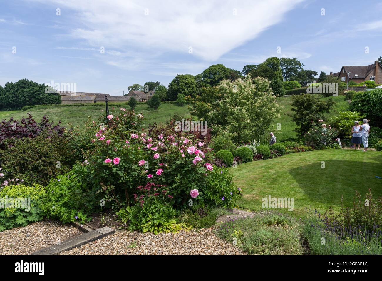 Privater Garten mit herrlichem Blick auf die Landschaft im Dorf Gayton, Northamptonshire, Großbritannien; geöffnet nach dem National Garden Scheme. Stockfoto