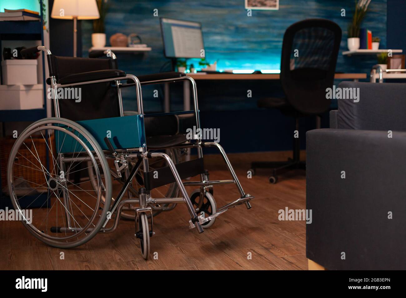 Leeres Wohnzimmer mit Rollstuhl und Gehhilfen für ältere Menschen. Niemand zu Hause Designer für Invalidität alte Person mit medizinischen Zugänglichkeit Transportausrüstung Stockfoto