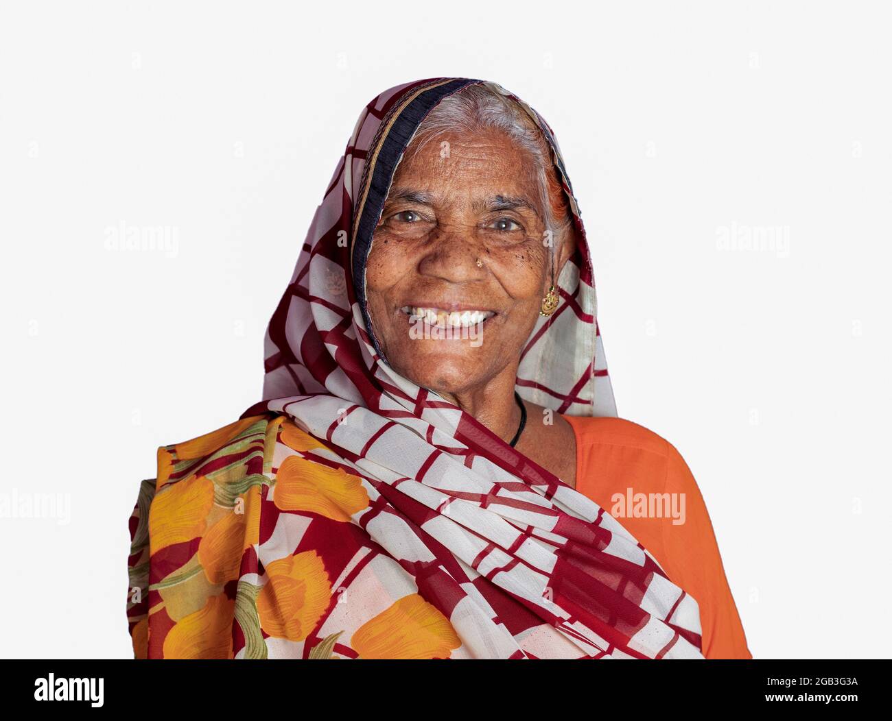Porträt einer alten Frau, ältere Inderin in Saree. Großmutter. Stockfoto