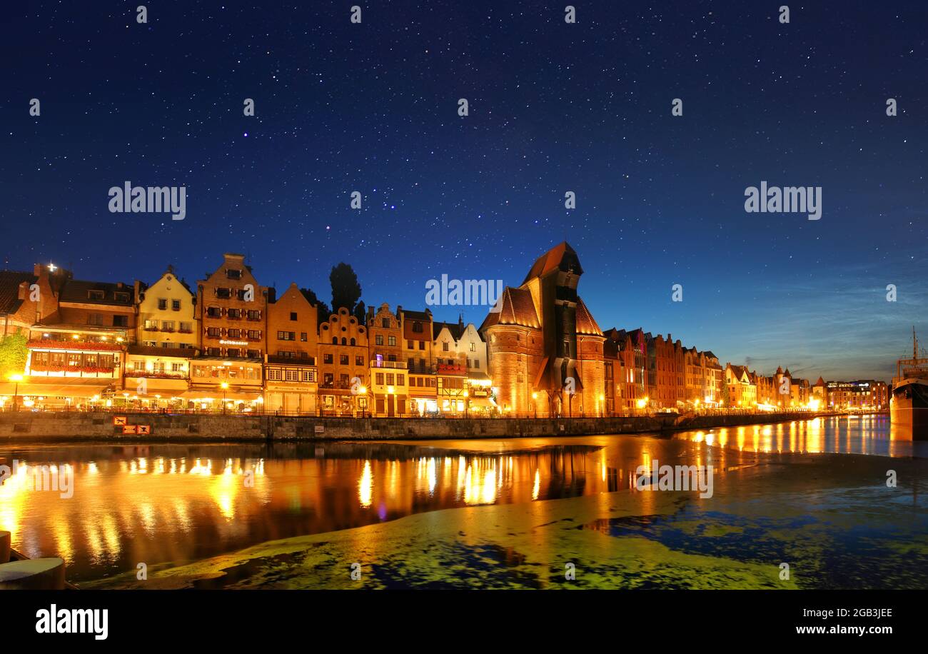 Nachtansicht des alten Krans und der Altstadt von Danzig Stockfoto