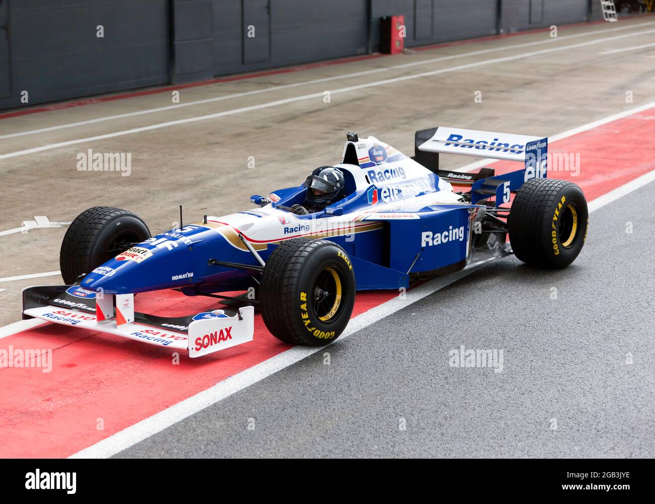 Damon Hill gibt seinen Meisterschaftssieger Williams FW18 Formula One Car nach mehreren Demonstrationsrunden auf der Rennstrecke in die Boxenwerkstatt bei Silverstone Classic 2021 zurück Stockfoto