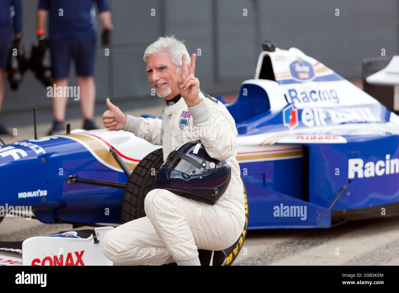 Damon Hill posiert neben seinem Weltmeister-Sieger Williams FW18 Formel-1-Auto, nachdem er mehrere Hochgeschwindigkeits-Demonstrationsrunden auf der Rennstrecke beim Silverstone Classic 2021 absolviert hatte Stockfoto