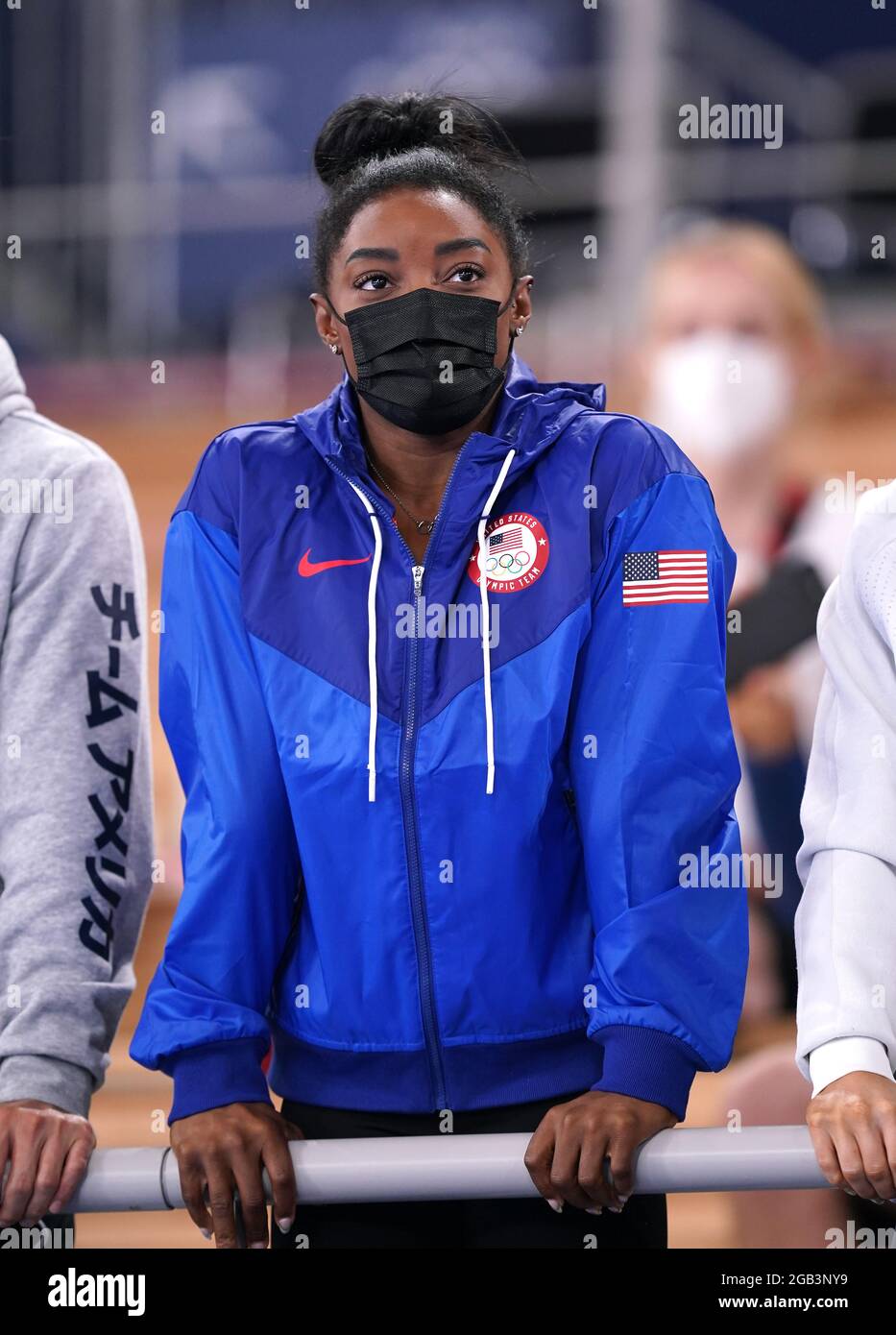 Die US-Amerikanerin Simone Biles beobachtet am zehnten Tag der Olympischen Spiele in Tokio 2020 in Japan, wie US-Turner im Ariake Gymnastic Center gegeneinander antreten. Bilddatum: Montag, 2. August 2021. Stockfoto