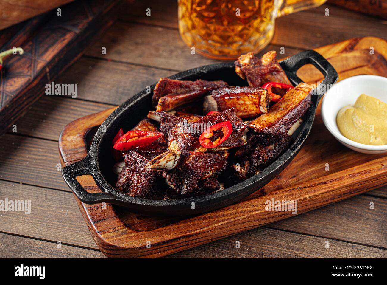 Gebratene Lammrippchen mit Pfeffer und Senf Stockfoto
