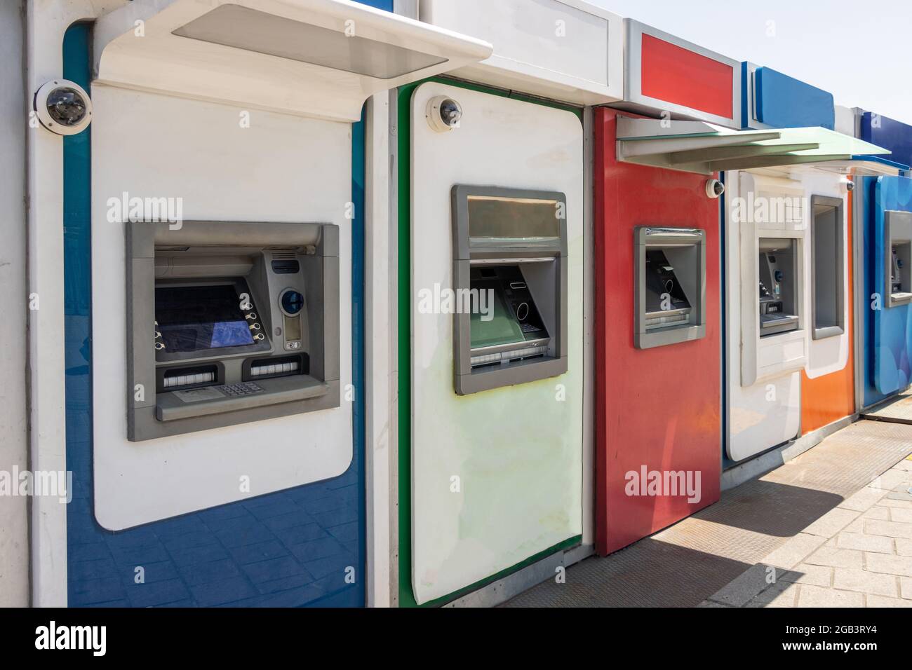 Farbenfrohe geldautomaten mit Geldautomaten Stockfoto