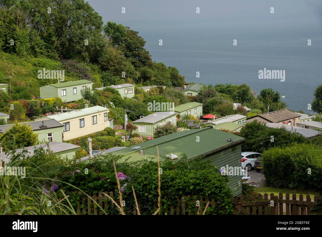 Devon, England, Großbritannien. 2021. Eine Gruppe von Mobilheimen und Wohnwagen blickt auf das Meer in South Devon. Stockfoto
