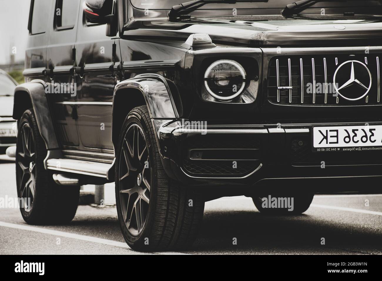 Kiew, Ukraine - 19. Mai 2020: Mercedes-Benz G-Klasse AMG in der Stadt. Geparktes Auto. Schwarzes SUV Stockfoto